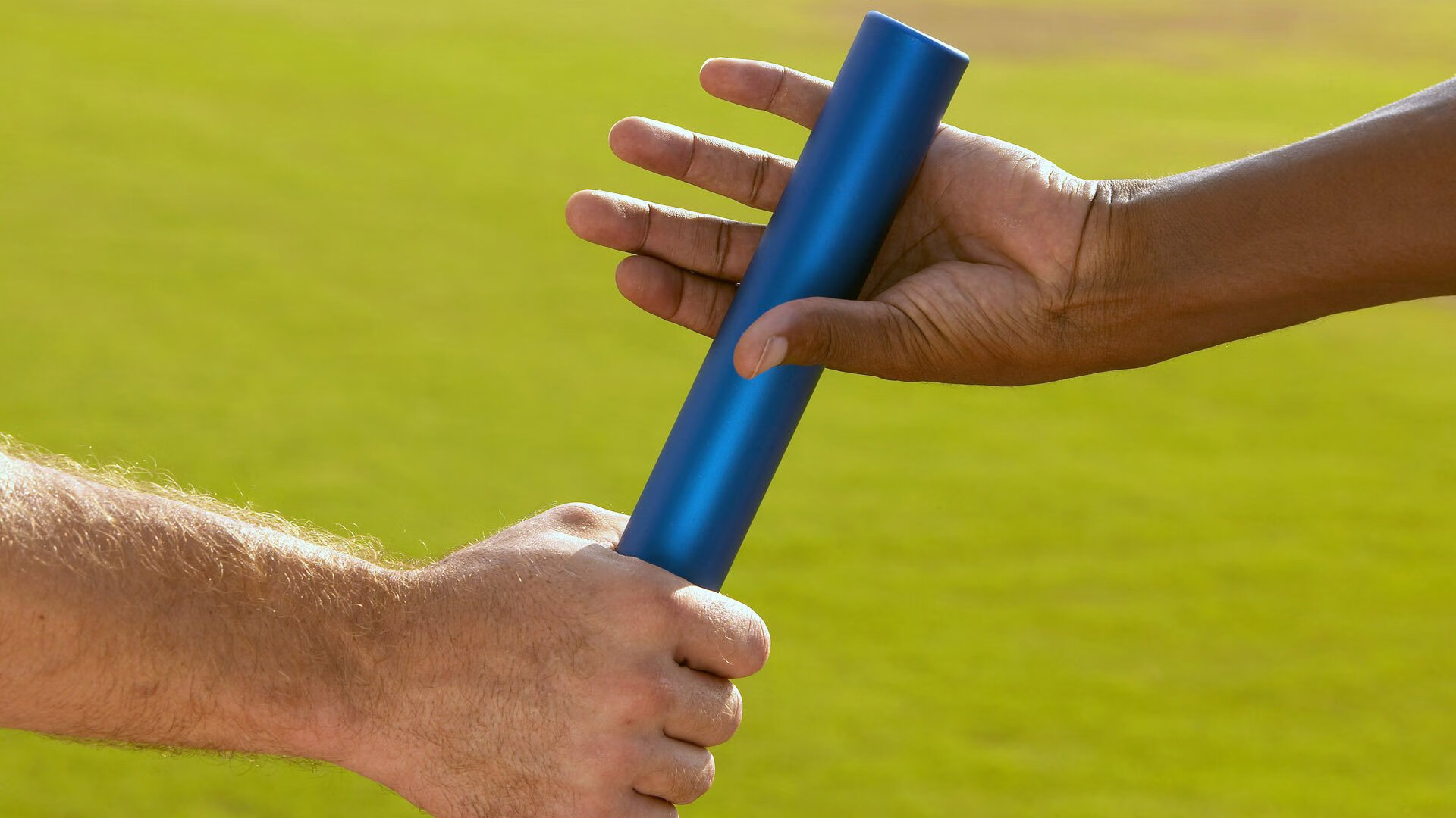 “青少年基层足球赛事遍布全国，普及程度不断提高”，青少年足球联赛地点