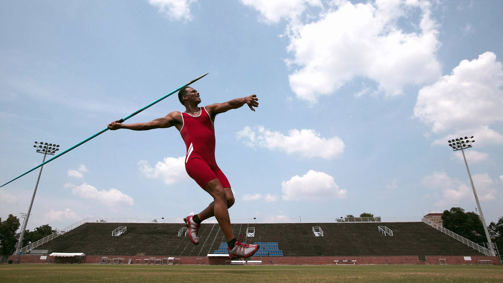 保守与激进:不同策略下的赛场对决,激进和保守怎么区分
